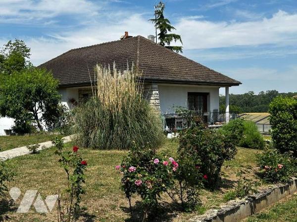 Proche JOIGNY, Maison d'habitation élevée sur sous-sol, comprenant :
Au rez-de-chaussée : entr...