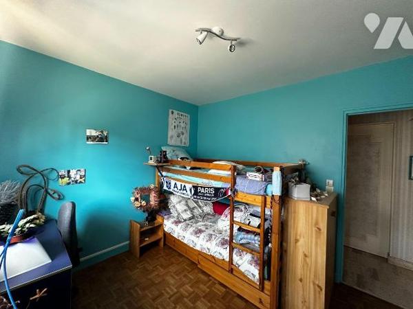 Proche JOIGNY, Maison d'habitation élevée sur sous-sol, comprenant :
Au rez-de-chaussée : entr...