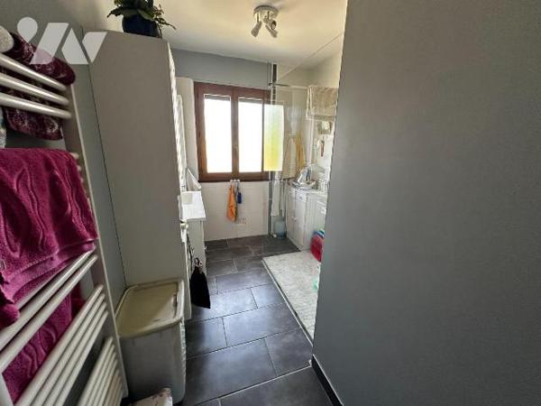 Proche JOIGNY, Maison d'habitation élevée sur sous-sol, comprenant :
Au rez-de-chaussée : entr...