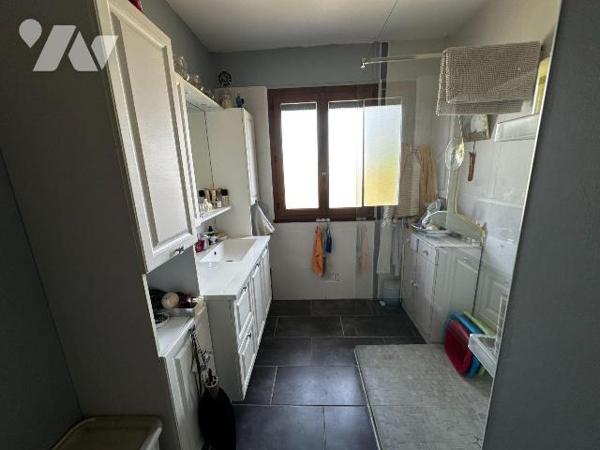 Proche JOIGNY, Maison d'habitation élevée sur sous-sol, comprenant :
Au rez-de-chaussée : entr...