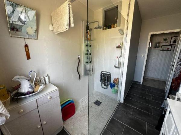 Proche JOIGNY, Maison d'habitation élevée sur sous-sol, comprenant :
Au rez-de-chaussée : entr...