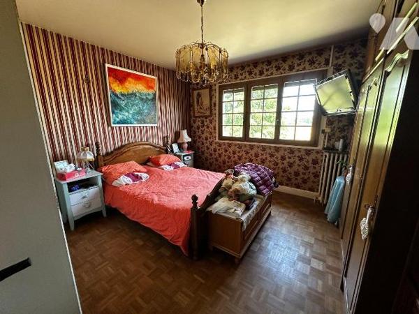 Proche JOIGNY, Maison d'habitation élevée sur sous-sol, comprenant :
Au rez-de-chaussée : entr...