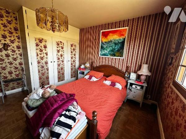 Proche JOIGNY, Maison d'habitation élevée sur sous-sol, comprenant :
Au rez-de-chaussée : entr...