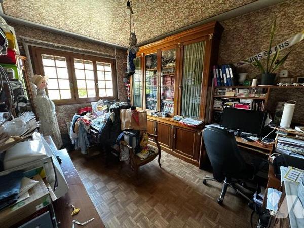 Proche JOIGNY, Maison d'habitation élevée sur sous-sol, comprenant :
Au rez-de-chaussée : entr...