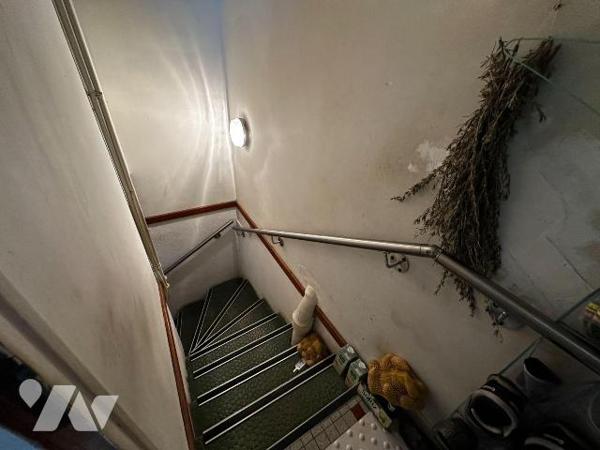 Proche JOIGNY, Maison d'habitation élevée sur sous-sol, comprenant :
Au rez-de-chaussée : entr...