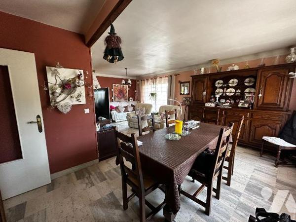 Proche JOIGNY, Maison d'habitation élevée sur sous-sol, comprenant :
Au rez-de-chaussée : entr...