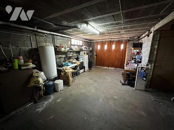 Proche JOIGNY, Maison d'habitation élevée sur sous-sol, comprenant :
Au rez-de-chaussée : entr...