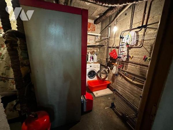 Proche JOIGNY, Maison d'habitation élevée sur sous-sol, comprenant :
Au rez-de-chaussée : entr...