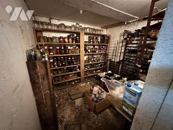 Proche JOIGNY, Maison d'habitation élevée sur sous-sol, comprenant :
Au rez-de-chaussée : entr...