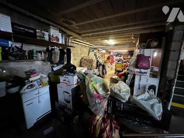 Proche JOIGNY, Maison d'habitation élevée sur sous-sol, comprenant :
Au rez-de-chaussée : entr...