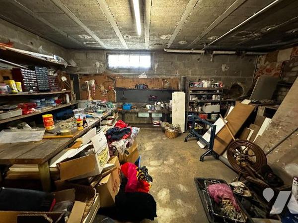 Proche JOIGNY, Maison d'habitation élevée sur sous-sol, comprenant :
Au rez-de-chaussée : entr...