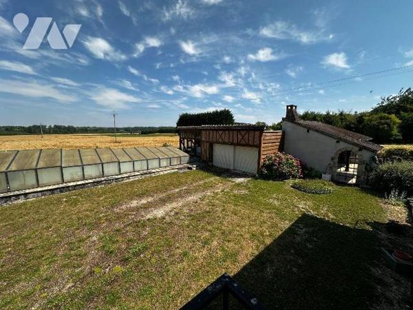 Proche JOIGNY, Maison d'habitation élevée sur sous-sol, comprenant :
Au rez-de-chaussée : entr...