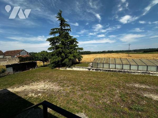Proche JOIGNY, Maison d'habitation élevée sur sous-sol, comprenant :
Au rez-de-chaussée : entr...
