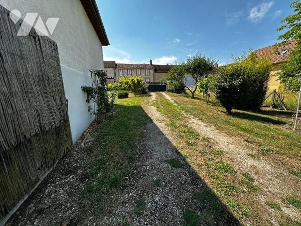 Proche JOIGNY, Maison d'habitation élevée sur sous-sol, comprenant :
Au rez-de-chaussée : entr...