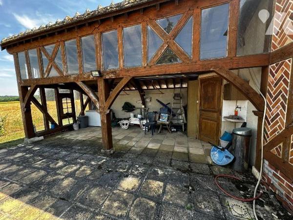 Proche JOIGNY, Maison d'habitation élevée sur sous-sol, comprenant :
Au rez-de-chaussée : entr...