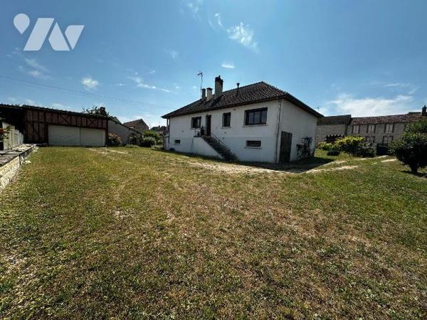 Proche JOIGNY, Maison d'habitation élevée sur sous-sol, comprenant :
Au rez-de-chaussée : entr...