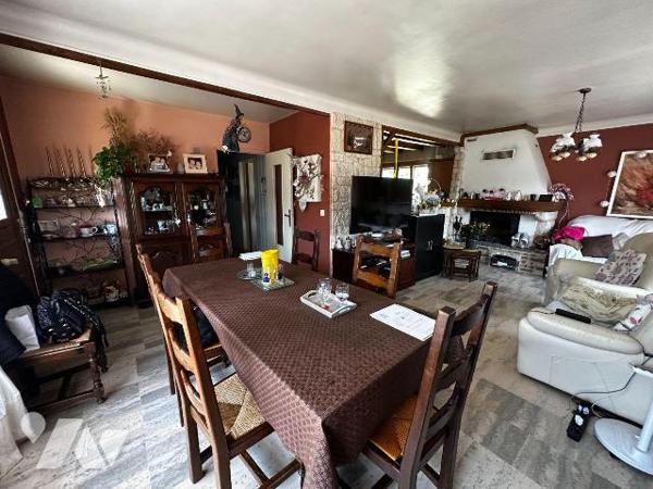 Proche JOIGNY, Maison d'habitation élevée sur sous-sol, comprenant :
Au rez-de-chaussée : entr...