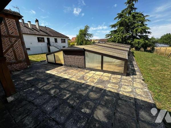 Proche JOIGNY, Maison d'habitation élevée sur sous-sol, comprenant :
Au rez-de-chaussée : entr...