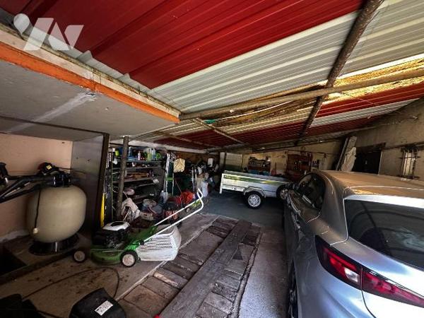 Proche JOIGNY, Maison d'habitation élevée sur sous-sol, comprenant :
Au rez-de-chaussée : entr...