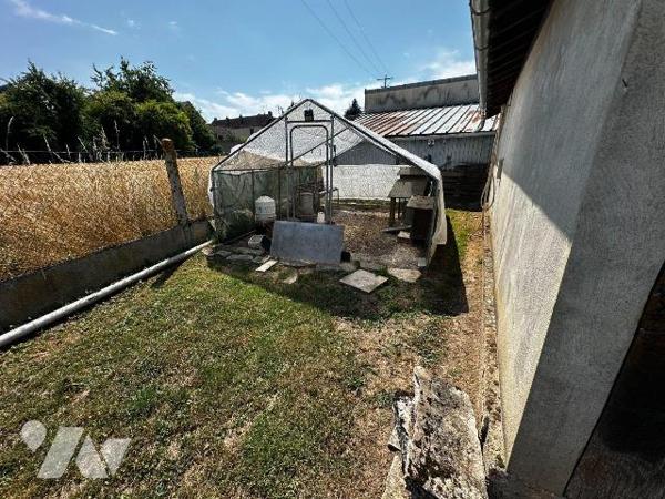 Proche JOIGNY, Maison d'habitation élevée sur sous-sol, comprenant :
Au rez-de-chaussée : entr...
