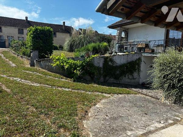 Proche JOIGNY, Maison d'habitation élevée sur sous-sol, comprenant :
Au rez-de-chaussée : entr...