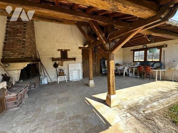 Proche JOIGNY, Maison d'habitation élevée sur sous-sol, comprenant :
Au rez-de-chaussée : entr...