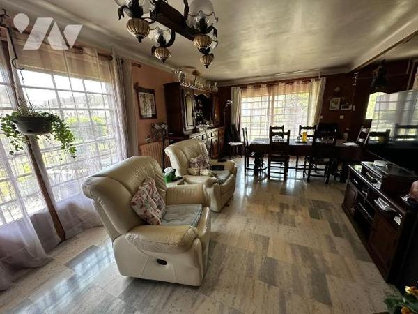 Proche JOIGNY, Maison d'habitation élevée sur sous-sol, comprenant :
Au rez-de-chaussée : entr...