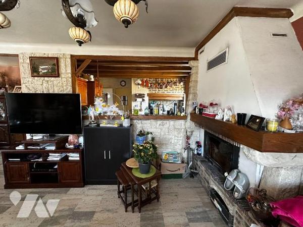 Proche JOIGNY, Maison d'habitation élevée sur sous-sol, comprenant :
Au rez-de-chaussée : entr...