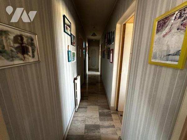 Proche JOIGNY, Maison d'habitation élevée sur sous-sol, comprenant :
Au rez-de-chaussée : entr...