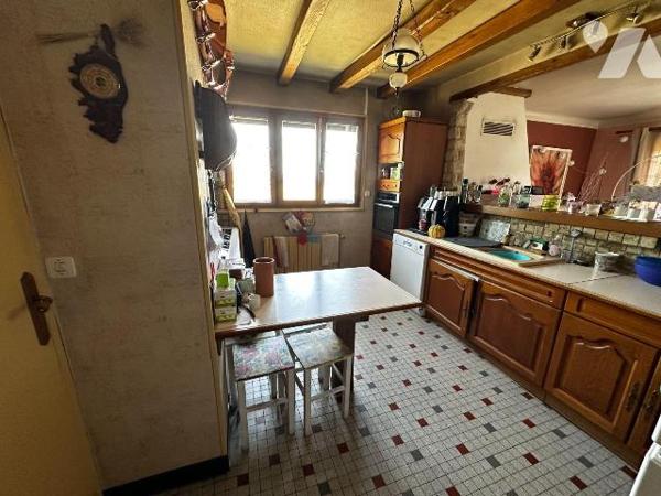 Proche JOIGNY, Maison d'habitation élevée sur sous-sol, comprenant :
Au rez-de-chaussée : entr...