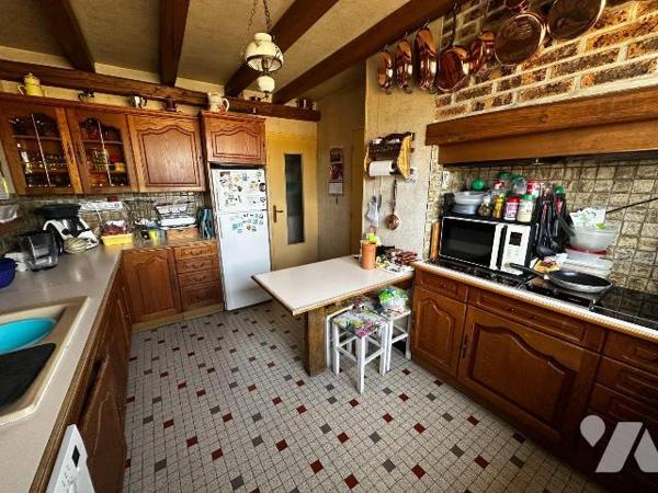 Proche JOIGNY, Maison d'habitation élevée sur sous-sol, comprenant :
Au rez-de-chaussée : entr...