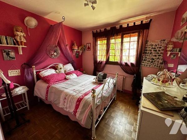 Proche JOIGNY, Maison d'habitation élevée sur sous-sol, comprenant :
Au rez-de-chaussée : entr...