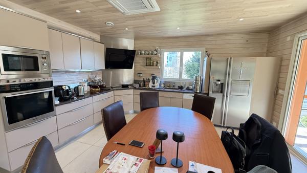 Bellerive-sur-Allier (03700) Nue-propriété Monsieur 75 ans - Dame 76 ans - Superbe maison contemporaine intérieur style chalet