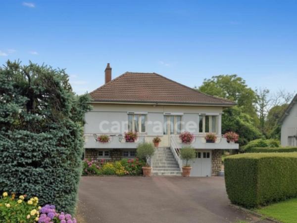 Une maison à réinventer au cœur d’un grand terrain arboré