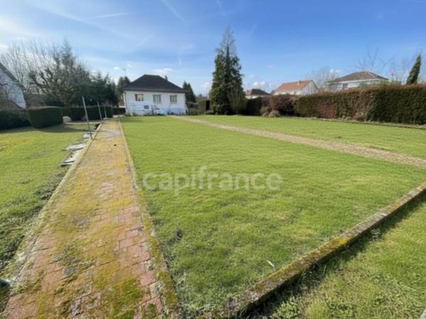 Une maison à réinventer au cœur d’un grand terrain arboré