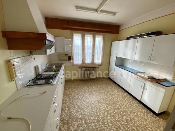 Une maison à réinventer au cœur d’un grand terrain arboré