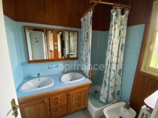 Une maison à réinventer au cœur d’un grand terrain arboré