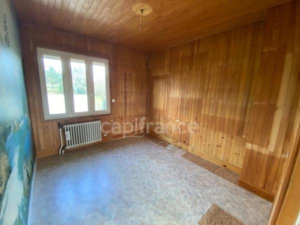 Une maison à réinventer au cœur d’un grand terrain arboré