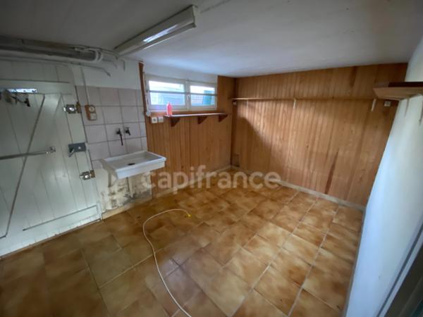 Une maison à réinventer au cœur d’un grand terrain arboré