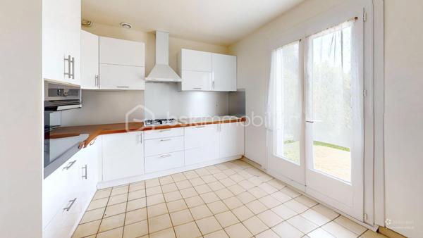 Découvrez cette chaleureuse maison située dans un quartier résidentiel calme, à proximité immédiate des écoles, commerces du centre de Saint-Doulchard.
Un bien où vous n'aurez qu'à poser vos valises ! 
L'espace de vie (Rez-de-chaussée) :
•	Une entrée accueillante ouvrant sur un bel espace salon/salle à manger.
•	Une cuisine indépendante, aménagée et équipée.
•	WC séparés.
L'espace nuit (Étage) :
•	Trois belles chambres, dont une suite parentale avec salle d’eau privative.
•	Une salle de bain supplémentaire avec WC.
Les extérieurs et les "plus" :
•	Sous-sol total : Un vaste espace prêt à être aménagé selon vos besoins (photos sur demande).
•	Extérieurs : Profitez de deux terrasses (avant et arrière) et d'un jardin arboré de 375 m² avec ses arbres fruitiers.
•	Stationnement : Un garage complète ce bien.
Un véritable havre de paix, peu de vis-à-vis, idéal pour une famille !