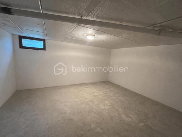 Découvrez cette chaleureuse maison située dans un quartier résidentiel calme, à proximité immédiate des écoles, commerces du centre de Saint-Doulchard.
Un bien où vous n'aurez qu'à poser vos valises ! 
L'espace de vie (Rez-de-chaussée) :
•	Une entrée accueillante ouvrant sur un bel espace salon/salle à manger.
•	Une cuisine indépendante, aménagée et équipée.
•	WC séparés.
L'espace nuit (Étage) :
•	Trois belles chambres, dont une suite parentale avec salle d’eau privative.
•	Une salle de bain supplémentaire avec WC.
Les extérieurs et les "plus" :
•	Sous-sol total : Un vaste espace prêt à être aménagé selon vos besoins (photos sur demande).
•	Extérieurs : Profitez de deux terrasses (avant et arrière) et d'un jardin arboré de 375 m² avec ses arbres fruitiers.
•	Stationnement : Un garage complète ce bien.
Un véritable havre de paix, peu de vis-à-vis, idéal pour une famille !