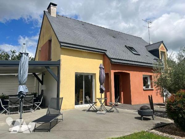 Maison contemporaine, lumineuse avec garage, carport et grand terrain entièrement clôturé.
Idé...