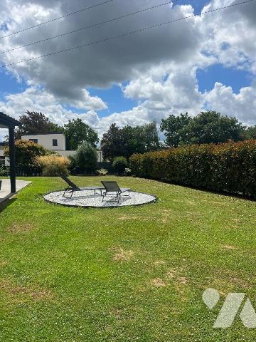 Maison contemporaine, lumineuse avec garage, carport et grand terrain entièrement clôturé.
Idé...