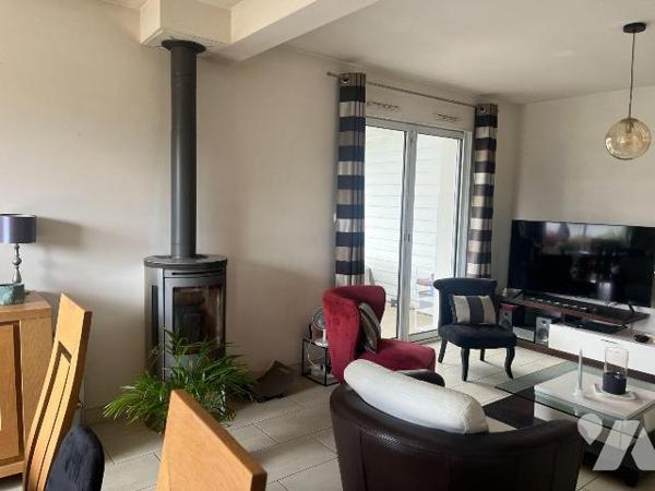 Maison contemporaine, lumineuse avec garage, carport et grand terrain entièrement clôturé.
Idé...