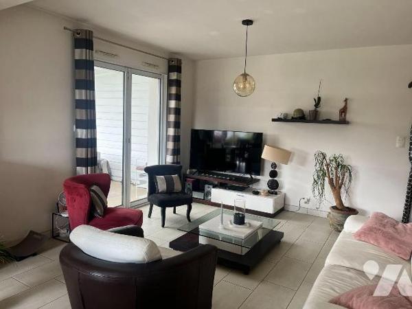 Maison contemporaine, lumineuse avec garage, carport et grand terrain entièrement clôturé.
Idé...