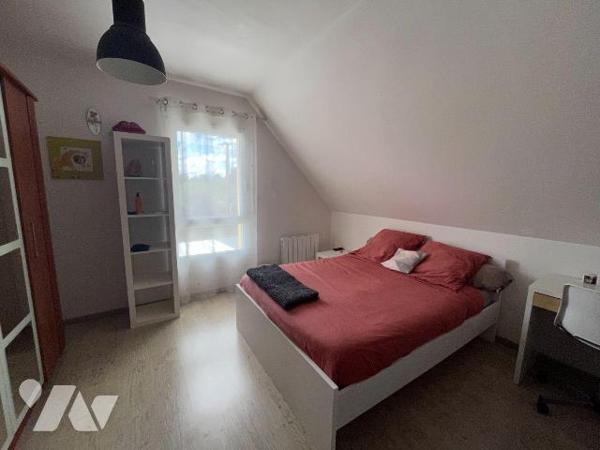 Maison contemporaine, lumineuse avec garage, carport et grand terrain entièrement clôturé.
Idé...