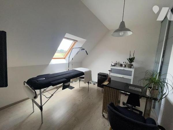 Maison contemporaine, lumineuse avec garage, carport et grand terrain entièrement clôturé.
Idé...