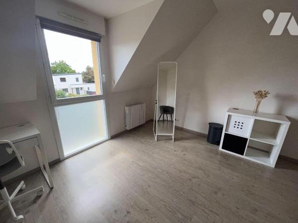 Maison contemporaine, lumineuse avec garage, carport et grand terrain entièrement clôturé.
Idé...