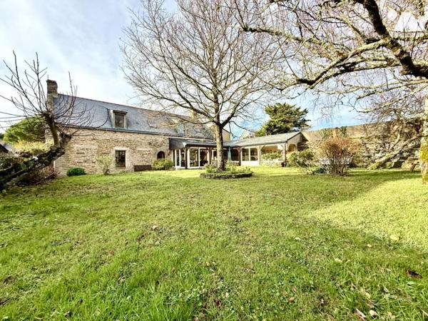 Superbe bâtisse en pierre en bordure de la rivière de PENERF !