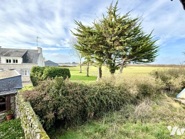 Superbe bâtisse en pierre en bordure de la rivière de PENERF !